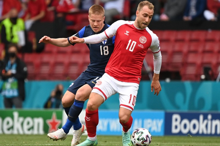 Paniek in Kopenhagen: Eriksen zakt ineen en wordt behandeld