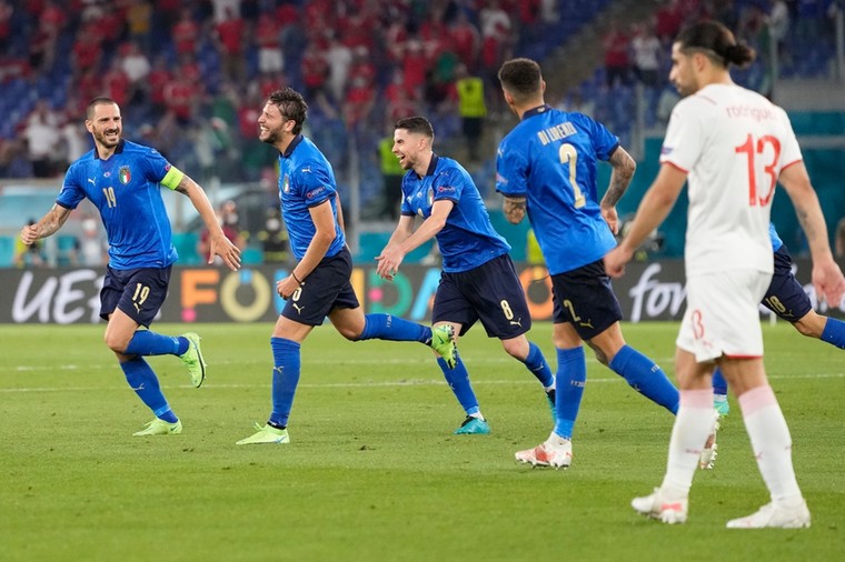 Swingend Italië naar achtste finale EK op droomavond Locatelli