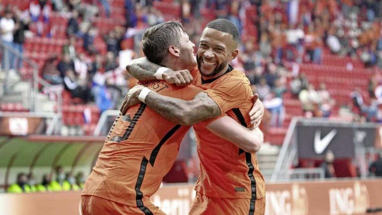 Memphis Depay: ’De klik op persoonlijk vlak met Wout Weghorst was er al’