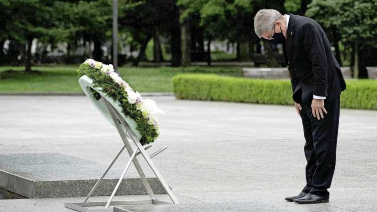 IOC-voorzitter Thomas Bach legt krans in atoombom-stad Hiroshima