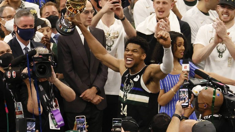 Antetokounmpo leidt Milwaukee Bucks naar eerste NBA-titel in vijftig jaar