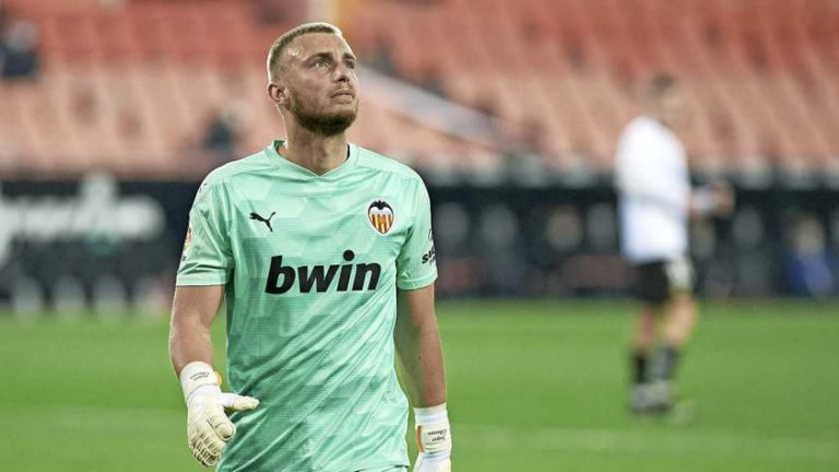 Spierblessure houdt doelman aan de kant : Jasper Cillessen loopt opnieuw tegen domper aan