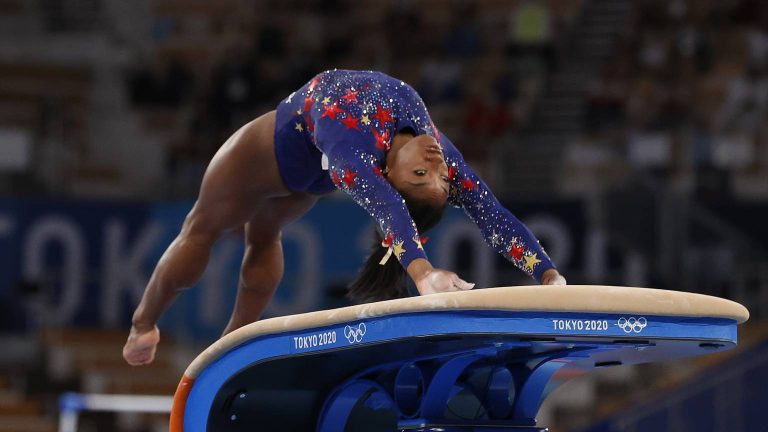 Turnster Biles haakt geblesseerd af in finale landenwedstrijd