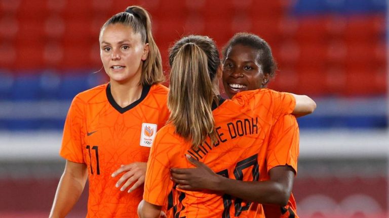 Oranjevrouwen treffen VS in kwartfinales na nieuwe monsterzege