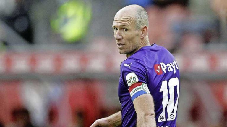 Arjen Robben (37) hangt voetbalschoenen aan de wilgen