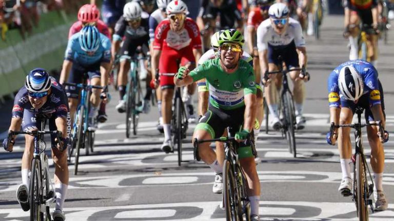 Mark Cavendish knalt met 34e overwinning naar recordzege in Tour de France