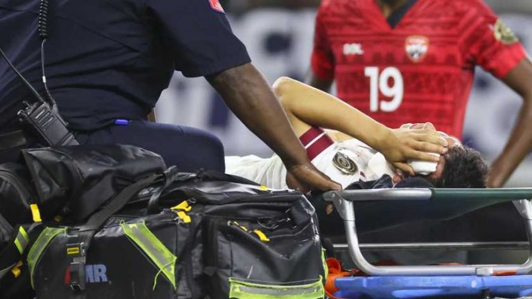 Oud-PSV’er Hirving Lozano met een nekbrace van het veld na zware botsing