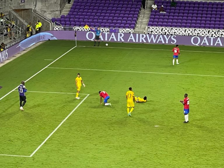 Good old Bryan Ruiz leidt Costa Rica langs moedig Guadeloupe