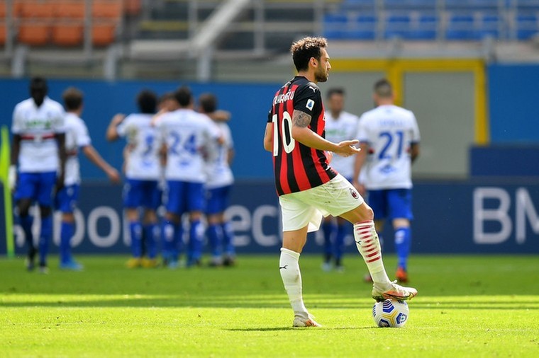 Calhanoglu heeft begrip voor woedende Milan-supporters: ‘Dat is normaal’