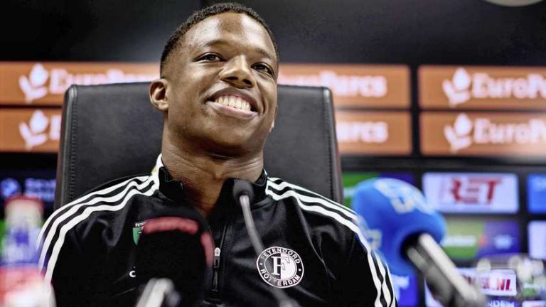 Feyenoorder Tyrell Malacia niet geïnteresseerd in ’interesse’ van Ajax: ’Niet voor niets bijgetekend’