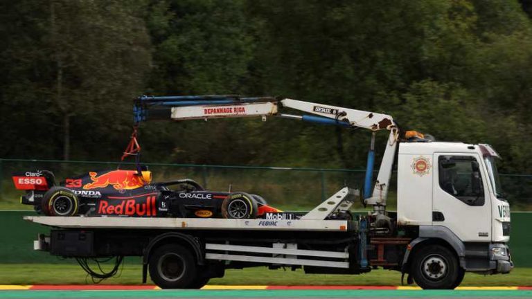 Max Verstappen crasht tijdens training in België
