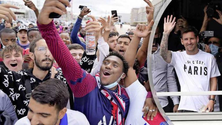 Uitzinnige massa verwelkomt Lionel Messi in Parijs