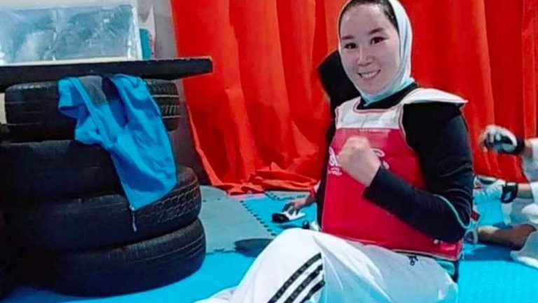 Eerste Afghaanse vrouw ooit op Paralympische Spelen ziet droom in rook opgaan