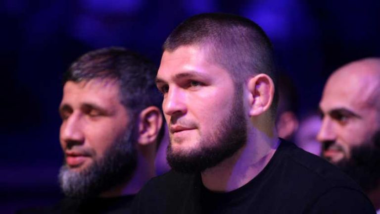 Voormalig MMA-kampioen Khabib Nurmagomedov tekent bij Russische derdeklasser