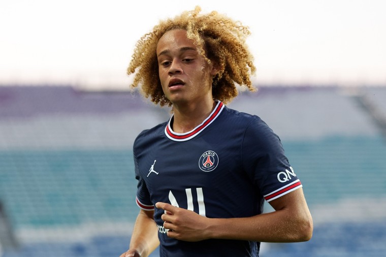 ‘Pochettino heeft even geen plek voor Simons wegens grote selectie PSG’