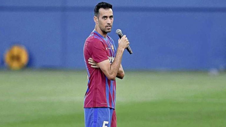 Sergio Busquets neemt aanvoerdersband Messi over bij Barcelona
