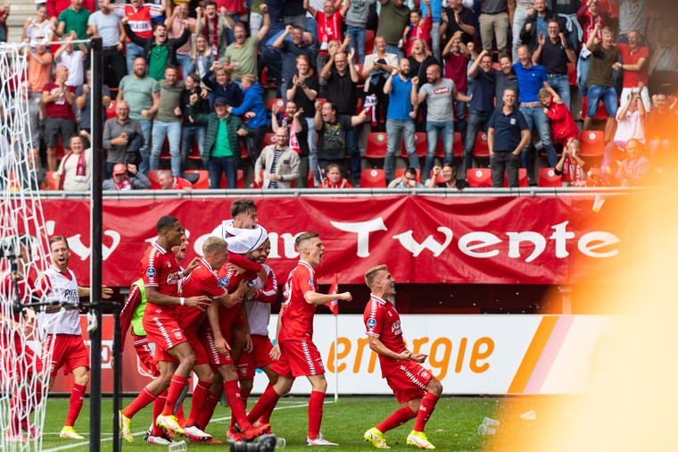 Ongeïnspireerd Ajax loopt laat schade op bij FC Twente