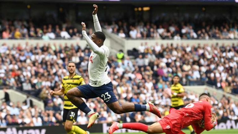 Tottenham boekt derde overwinning op rij en grijpt leiding in Premier League