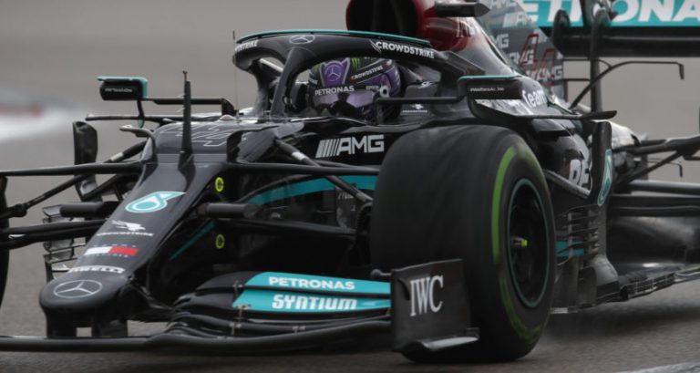 Hamilton pakt 100e zege in Rusland na bizarre slotfase, Verstappen tweede