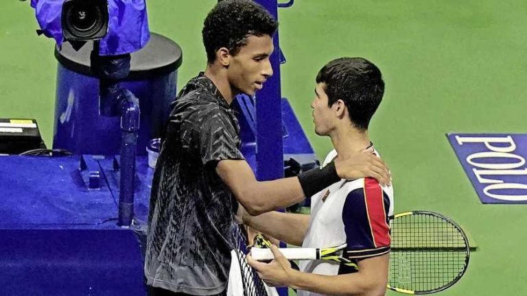 Drama op US Open: Spaanse sensatie Carlos Alcaraz (18) moet opgeven in kwartfinale