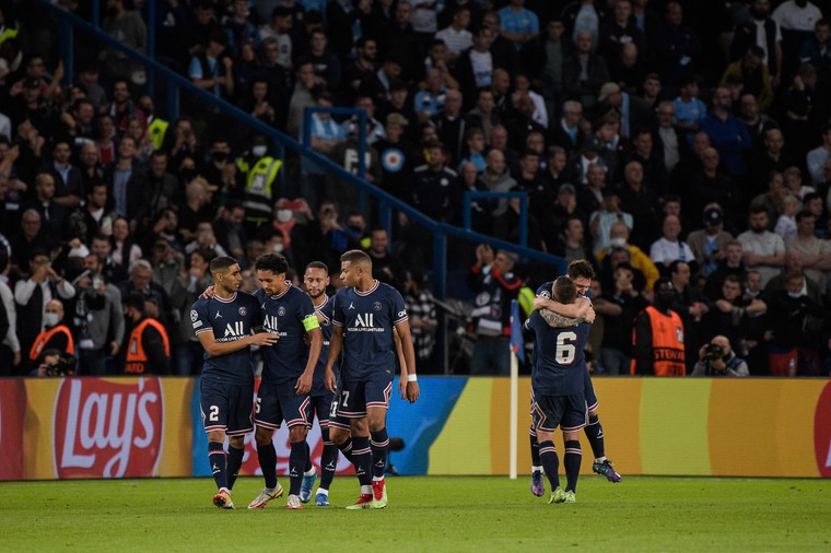 Primeur Messi geeft zege PSG op Manchester City glans