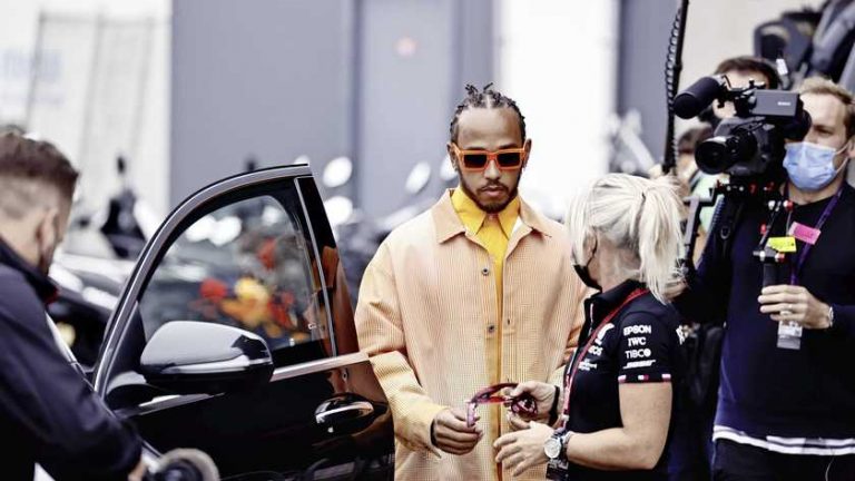 Lewis Hamilton met opvallende oranje outfit in Zandvoort
