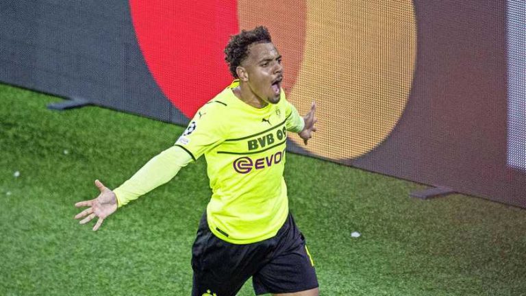 Donyell Malen dolblij na eerste goal voor Borussia Dortmund: ’Daar leef je voor’