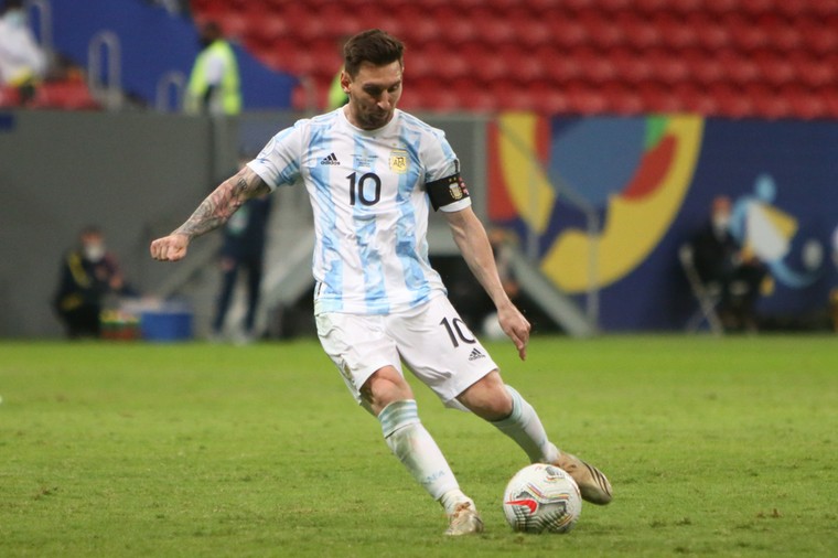 Messi wijst Argentinië de weg met hattrick en grijpt record van Pelé