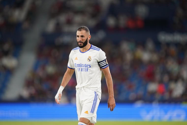 Hattrickheld Benzema en debutant Camavinga bezorgen Real heerlijke rentree