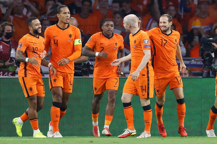 Oranje neemt in galavoorstelling snoeihard wraak op WK-concurrent Turkije