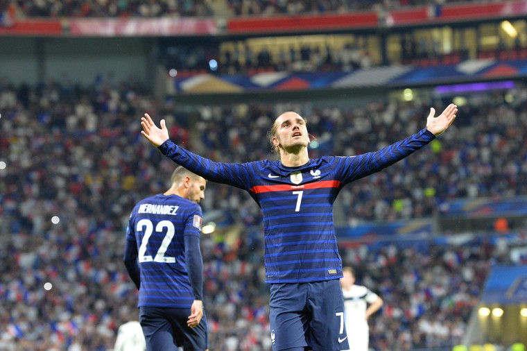 Griezmann naast Platini, Servië geeft het na wissel Tadic knullig weg
