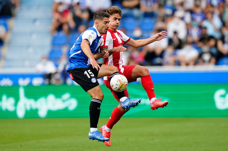 Ploeterend Atlético lijdt beschamende nederlaag op bezoek bij Alavés