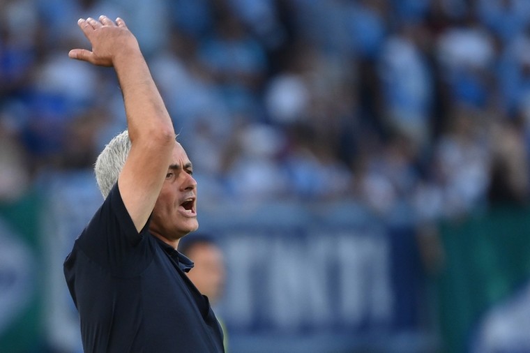 Mourinho buigt in spectaculaire Romeinse derby