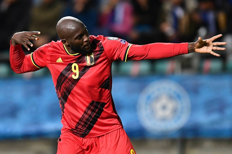 Jubilaris Lukaku leidt België langs Tsjechië, Italië stelt teleur ondanks record