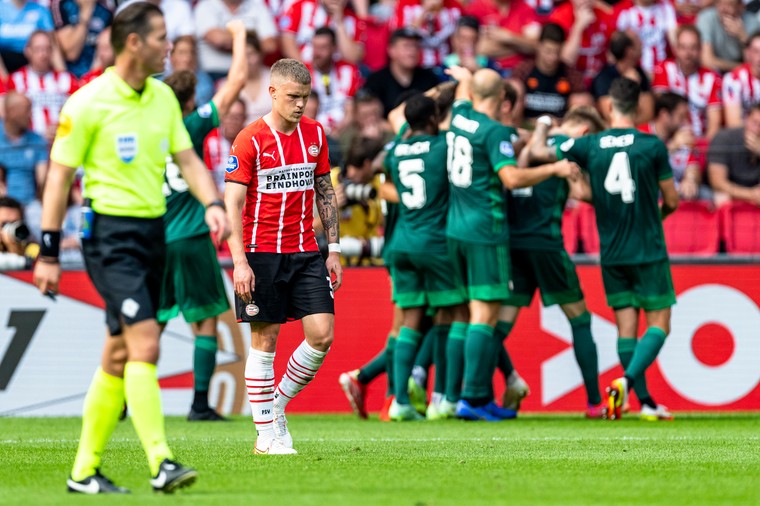 Feyenoord vernedert onmachtig PSV in Eindhoven