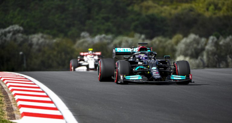 VT2: Hamilton topt ook tweede vrije training Turkije, Verstappen vijfde