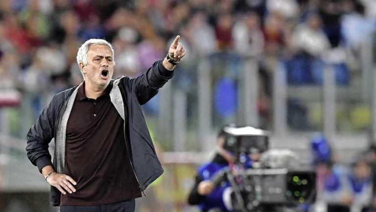 José Mourinho laat zich niet tegenhouden om te coachen vanaf tribune