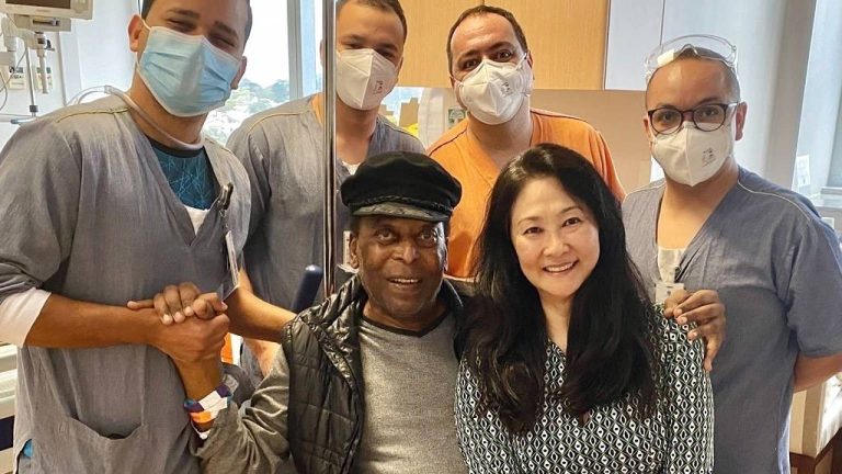 Pelé na maand ontslagen uit het ziekenhuis: ‘Zo blij dat ik naar huis mag’