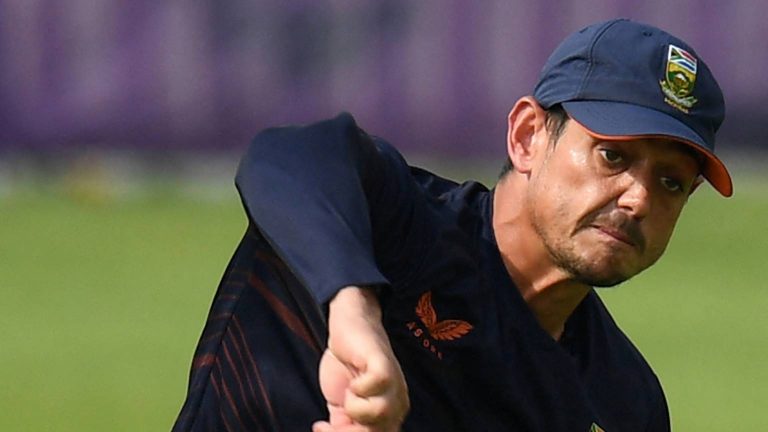 Zuid-Afrikaanse cricketer heeft ‘enorme spijt van veroorzaakte pijn’ en knielt alsnog