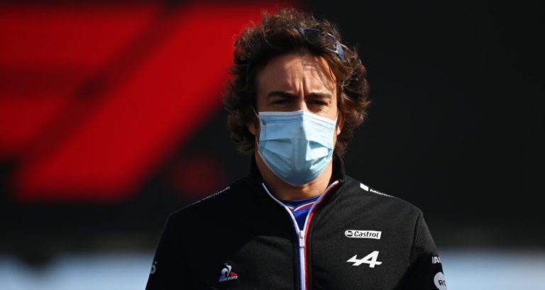 Alonso kritisch op stewards: ‘Gelden andere regels voor sommige coureurs’