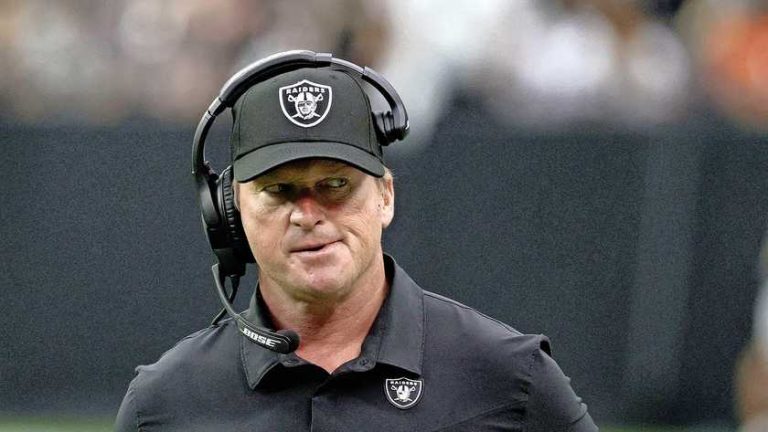 Coach van eerste openlijk homoseksuele speler in de NFL moet opstappen vanwege homofobe mails