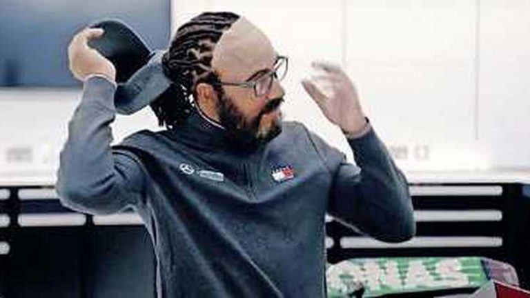 Vermomde Lewis Hamilton verrast kinderen in Mercedes-fabriek
