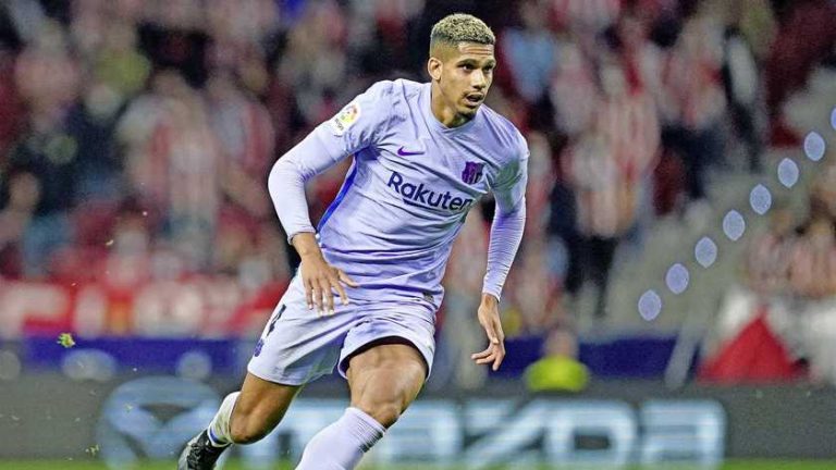 Ronald Koeman krijgt Ronald Araújo geblesseerd terug bij Barcelona