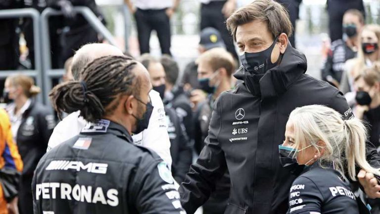 Mercedes overweegt ’motorstraf’ Lewis Hamilton voor GP Turkije