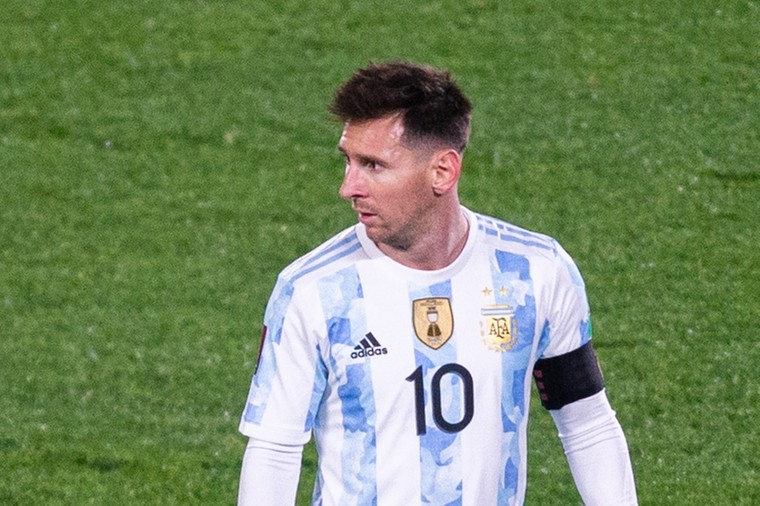 Messi wijst Argentinië de weg met onorthodoxe jubileumgoal