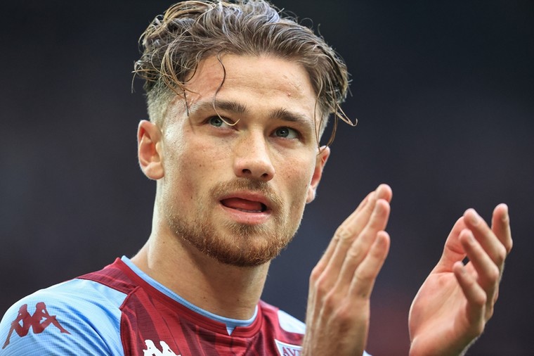 Interlandloopbaan Aston Villa-back neemt opmerkelijke wending