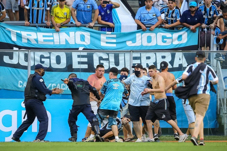 Ongehoord: boze Grêmio-fans slopen VAR-cabine na nederlaag