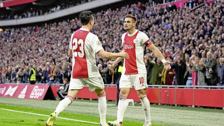 Ajax deelt PSV flinke dreun uit in topper