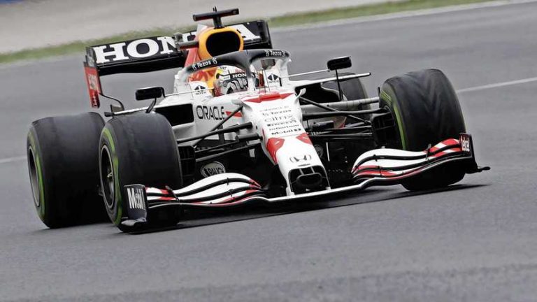 Max Verstappen rijdt voor volle tribunes in Saudi-Arabië