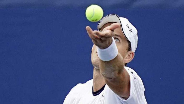 Canadese tennisser over de rooie en slaat racket tot moes